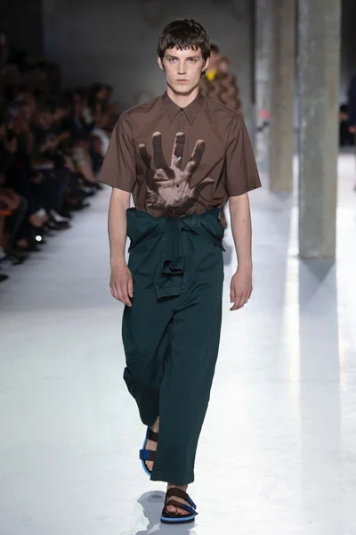 Look 28